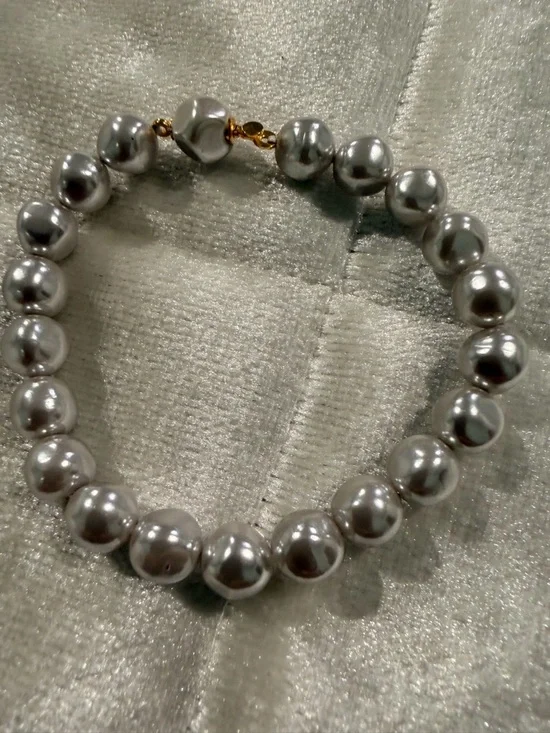 Versatile Elegance Gray Faux Pearl Bracelet - Picture 1 of 9